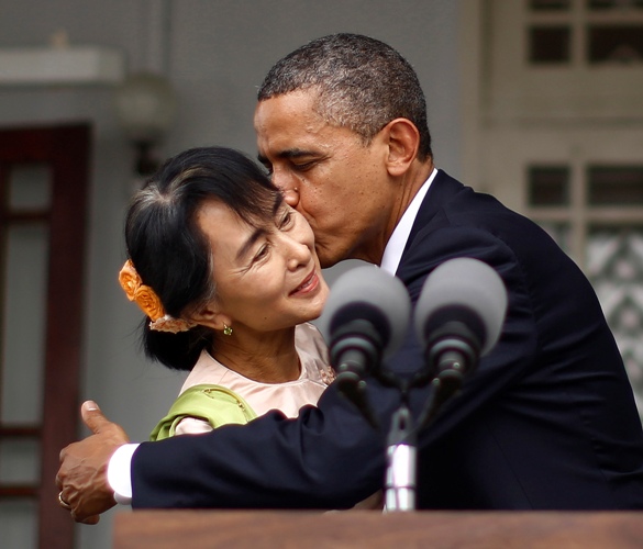 美國總統歐巴馬今（19）日下午與緬甸反對派領袖翁山蘇姬會面，翁山蘇姬警告國際社會有關緬甸的政治改革，可能是「成功的幻象」。圖片來源：達志影像/路透社   