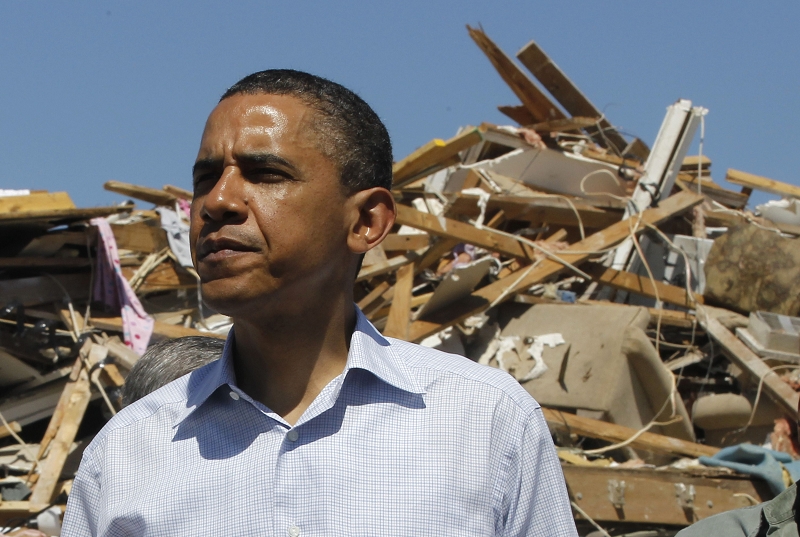 美國總統歐巴馬當地時間29日前往阿拉巴馬州的杜斯卡洛薩市（Tuscaloosa）視察龍捲風災情，圖為歐巴馬站在一間被龍捲風摧毀的民宅前，面色凝重。圖片來源：達志影像/美聯社   