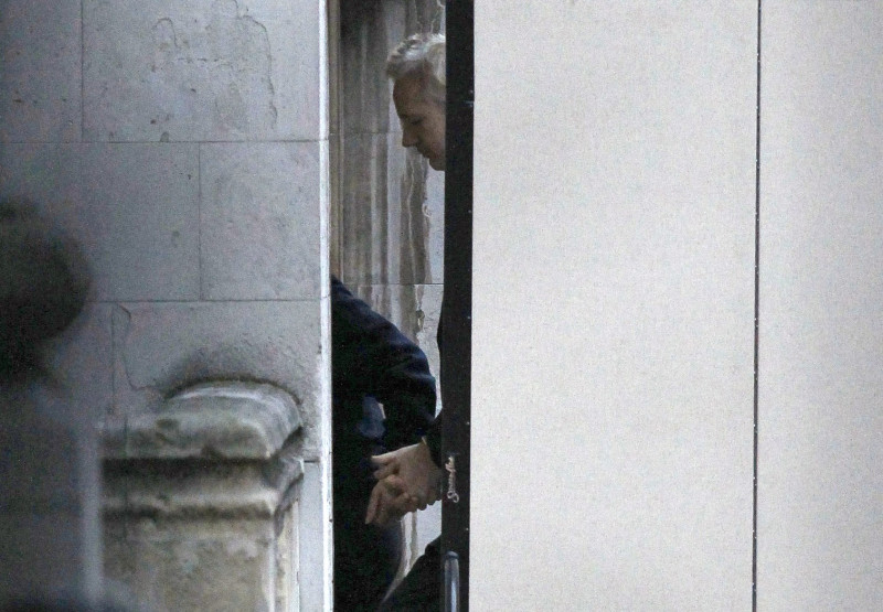 維基揭密（WIkiLeaks）創辦人亞桑傑（Julian Assange）16日步入倫敦高等法院聆聽判決。圖片來源:達志影像/路透社。   