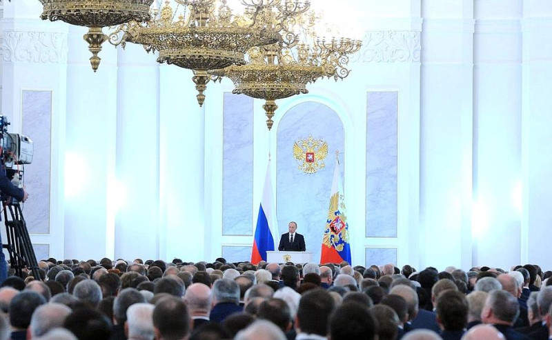 俄羅斯總統普亭3日在克里姆林宮的聖喬治大廳發表國情咨文，有上千人在場，他呼籲聯邦理事會成員與俄羅斯公民支持俄羅斯軍隊打擊國際恐怖主義。圖：翻攝普亭臉書   