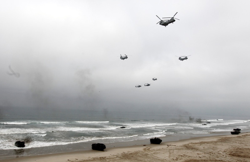 圖為美軍於2010年6月4日實施「黎明閃電戰」軍事演習的照片。圖片來源：達志影像/美聯社。   