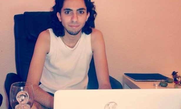 沙烏地阿拉伯部落客作家巴達威因為成立討論政治與社會議題的「沙烏地自由解放論壇」，被以「通過電子頻道侮辱伊斯蘭」罪名逮捕受刑。圖：翻攝網路   