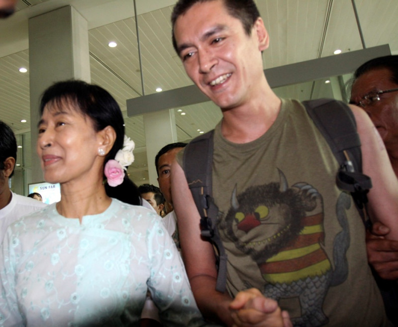 緬甸民主鬥士翁山蘇姬23日(當地時間)和分散長達10年的小兒子金‧阿里斯在仰光機場相見。圖片來源：達志影像/美聯社   