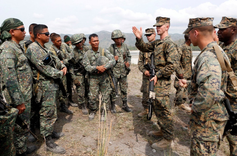 美國與菲律賓將於今日早晨8時30分起，展開一年一度的大規模「肩並肩」(菲語：Balikatan)軍事演習。圖為2013年美菲聯合軍演的照片。圖片來源：達志影像/路透社。   