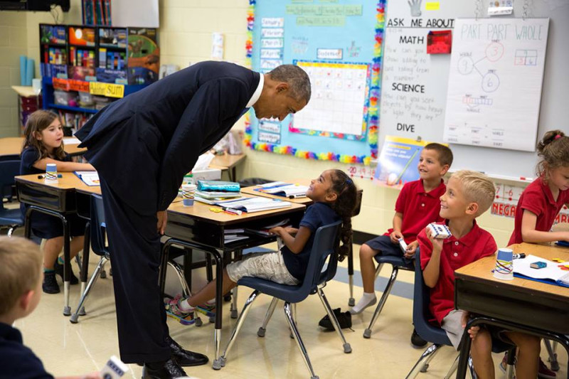 美國總統歐巴馬要向小朋友看齊，自己帶書度假去。圖：翻攝歐巴馬臉書   