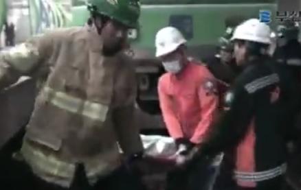 韓國首爾2號線地鐵2日下午發生追撞意外相撞，造成2節車廂脫軌，238名乘客受傷，救護人員緊急將傷者送往附近的漢陽大學醫院。圖：翻攝網路   