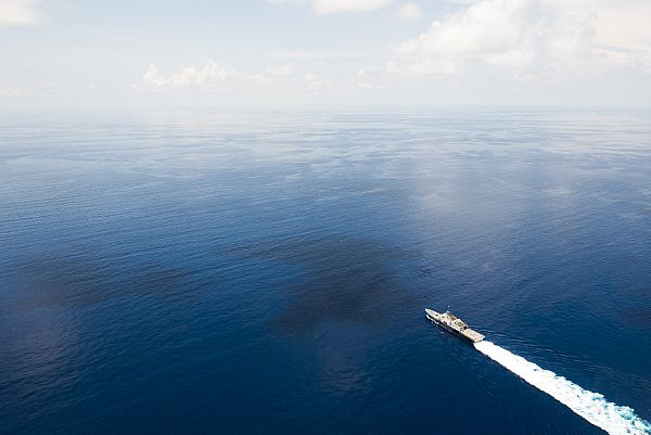 美國海軍持續監看南海情勢，呼籲各個聲張南海主權的國家停止在爭端地區的工程，不要讓南海軍事化。圖：翻攝美國海軍官網   