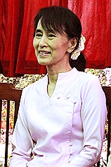 緬甸民主領袖翁山蘇姬30日在她位於仰光的湖邊住所召開記者會。圖片來源：中央社   