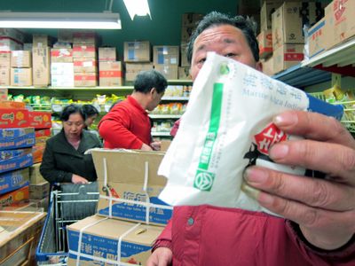 受日本核災影響中國掀起搶鹽熱，不少民眾搶購碘鹽來防止可能的輻射傷害。不過這個熱潮來的快去得也快，官方大量釋出庫存食鹽到市場，使得原本各城市的鹽荒迅速平息。圖為上海超市的狀況。圖片來源：中央社   