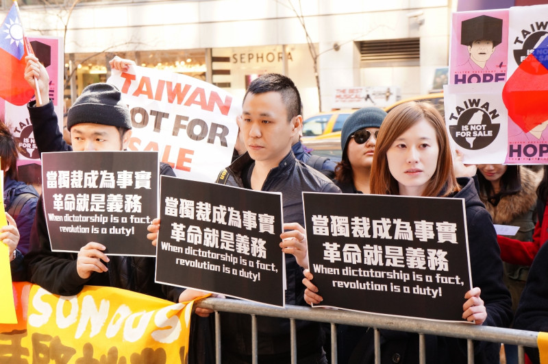 紐約留學生21日下午3時聚集在「紐約台北經濟文化辦事處」前，表達對馬政府嚴正抗議的聲音。圖片5-1來源：NYDECO/攝。   