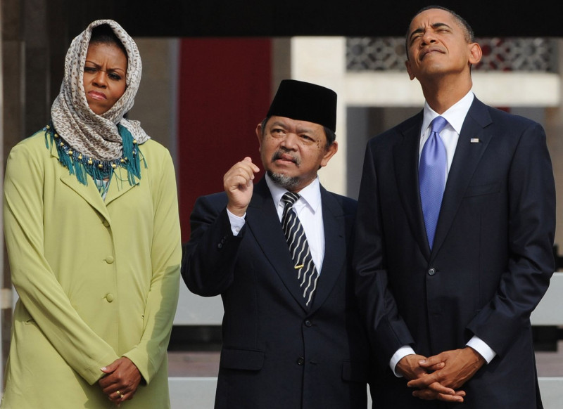 美國總統歐巴馬跟第一夫人蜜雪兒10日上午8時15分參觀印尼最大的清真寺伊斯帝卡（Istiqlal）。圖片來源：達志影像/美聯社。   