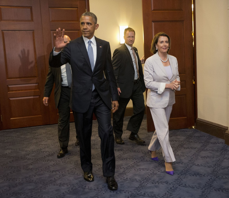 歐巴馬12日一早在眾院表決前夕，少見地親赴國會和民主黨自家人溝通。圖片來源：達志影像/美聯社。   