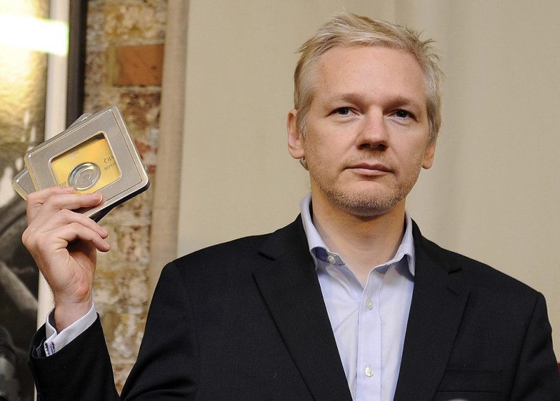 一名前銀行主管將兩片光碟交給「維基揭密」（WikiLeaks）創辦人亞桑傑（Julian Assange），據報導，光碟內含約2000名銀行客戶資料，這些銀行客戶可能涉及逃漏稅，遍及美國、英國、德國等國家。圖片來源：達志影像/路透社   