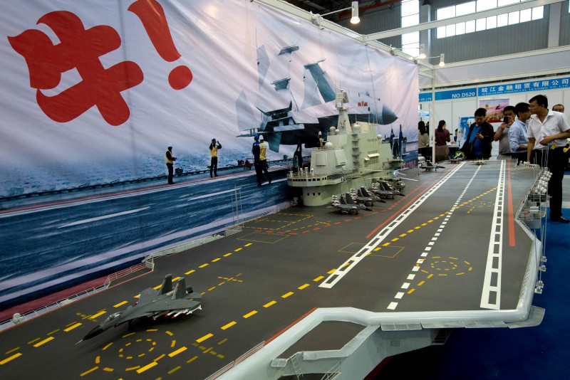 2013年9月5日，天津直昇機航空活動展出中國航空母艦模型。圖片來源：達志影像/美聯社照片。   