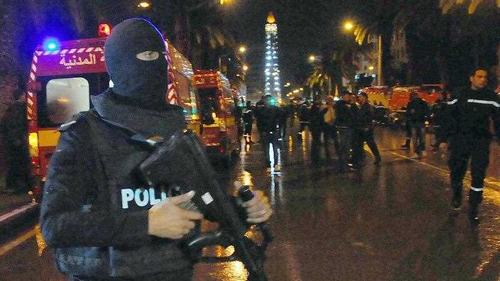 北非突尼西亞1輛載有總統護衛隊人員的軍方巴士，24日在首都遭到襲擊，全國已經進入緊急狀態。圖：翻攝SBS NEWS   