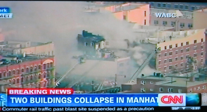 紐約發生2棟大樓爆炸起火，消防局正全力搶救中。圖：翻拍自CNN   