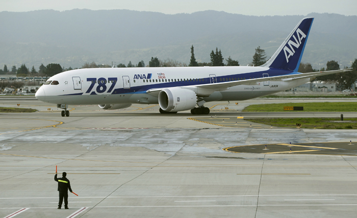 日本全日空（ANA）公司一架波音787型客機昨（16）日發生電池冒煙意外，事發後全日空與日本航空都宣布停飛旗下787客機進行檢查，而美國聯邦航空總署（FAA）也下令787停飛接受檢查。圖片來源：達志影像/路透社   
