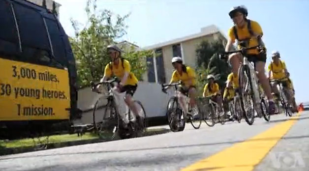 近30位少年發起「騎向自由」活動，將利用45天的暑假，騎自行車從美國西部洛杉磯，營救法輪功孤兒。圖：翻攝美國之音   