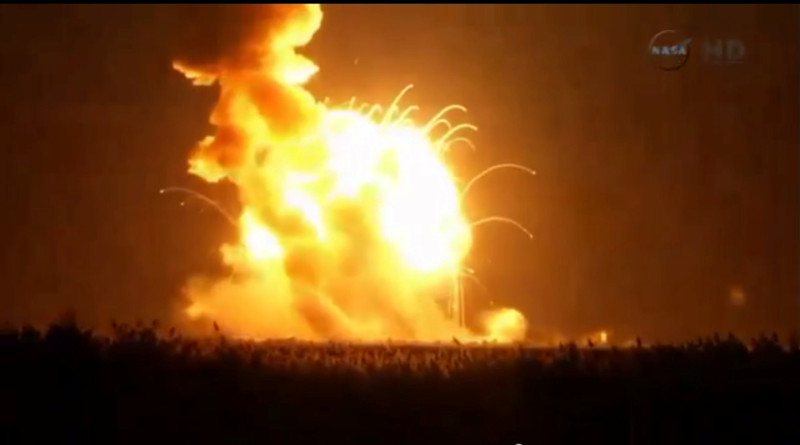 安塔瑞斯火箭爆炸落地時，在夜空中出現巨大的橘色火球。爆炸原因目前不明。圖片來源：達志影像/路透社。   