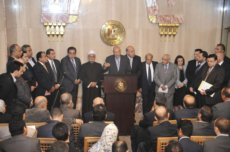 埃及前總統參選人阿瓦（Selim al-Awa）週六（8日）在政治領袖的陪同下，在首都開羅舉行記者會，宣布了穆西廢除他所頒布的法庭不得推翻總統決定的命令。圖片來源:達志影像/路透社。   