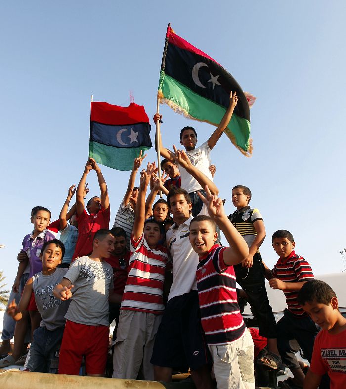 利比亞反抗軍在台北時間23日深夜表示，反抗軍已經完全控制住強人格達費的最後根據地，位在首都的黎波里(Tripoli)的艾吉吉亞軍營。圖為利比亞兒童慶祝反抗軍的勝利。圖片來源：達志影像/路透社。   