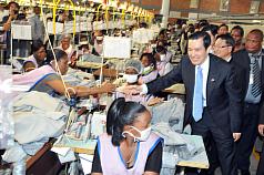 總統馬英九（前右）16日在非洲友邦史瓦濟蘭王國，參觀台商設立的南緯紡織廠。圖片來源：中央社。   
