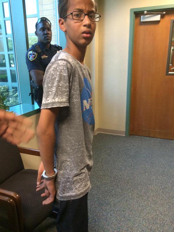 阿邁德(Ahmed Mohamed)遭上銬逮捕的照片。圖：翻拍自推特   