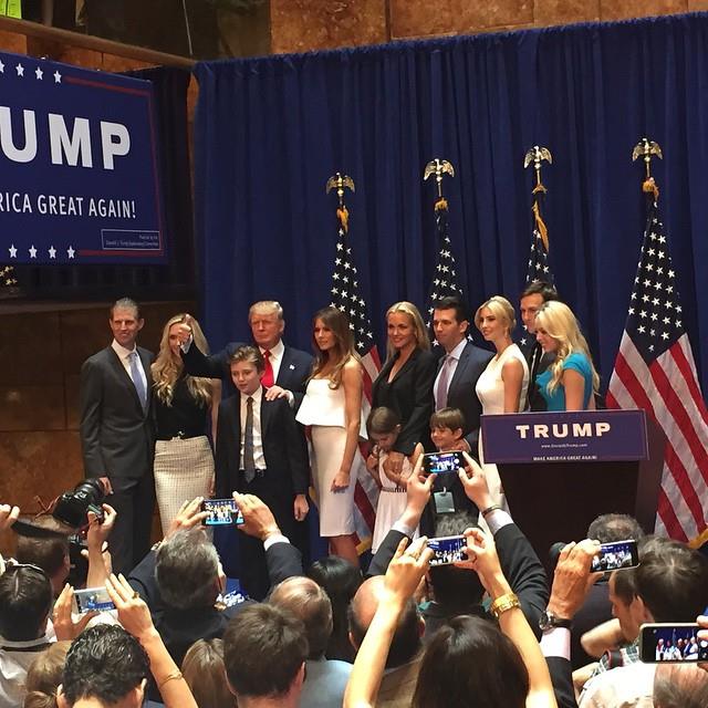 美國房地產大亨川普（後排左三）在紐約第五大道宣布參加美國總統選戰，大陣仗親友團助陣。圖：翻攝川普臉書   