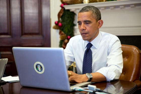 富比世(Forbes)雜誌今天公布全球最有權勢人物排行榜，美國總統當然名列第一。圖為歐巴馬正在使用電腦回推特上的問題。圖片來源：美國白宮官方網站   