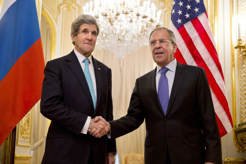 為商討烏克蘭問題的解決之道，美國國務卿凱瑞（左）與俄羅斯外交部長拉夫羅夫（右）30日於巴黎進行會談。圖片來源：達志影像/路透社   