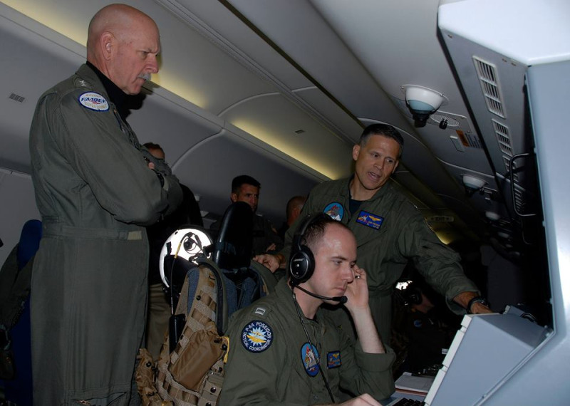 美國太平洋艦隊新任司令史威夫特（左）18日搭乘P-8A「海神式」巡邏機，巡視南海上空。圖：翻攝太平洋艦隊臉書   