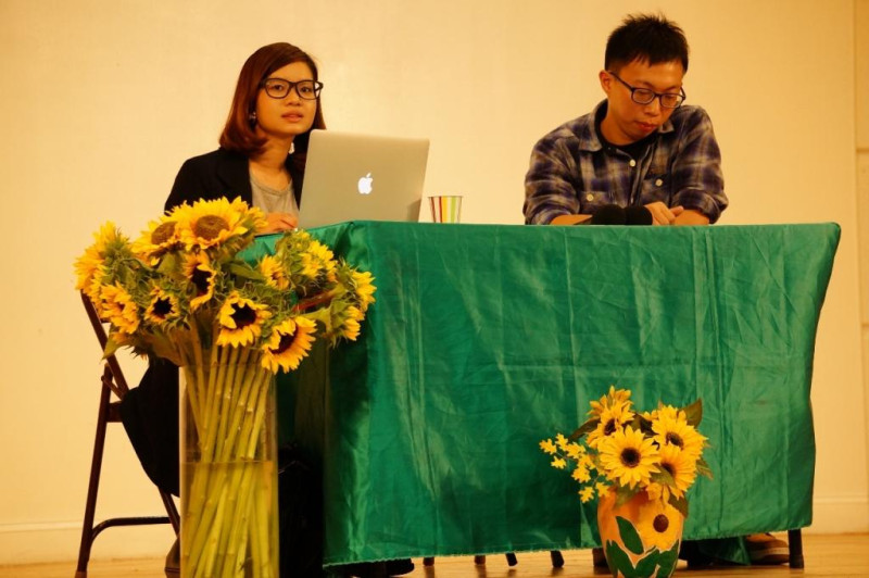 接受台灣人公共事務會(FAPA)邀請，學運領袖魏揚和黃郁芬，11日來到紐約法拉盛的台灣會館與當地台僑會面並進行一場募款演講。圖：NYDECO/攝   