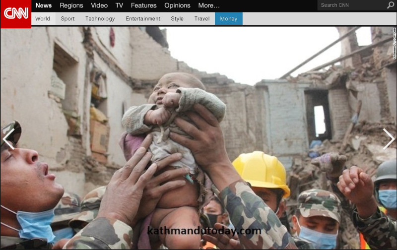 加德滿都近郊1名4個月大的男嬰，受困於瓦礫堆超過22小時後獲救。圖：翻攝自CNN   