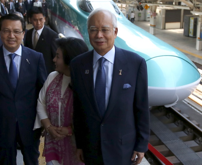 馬來西亞總理納吉布（右）涉及近7億美元的貪腐案，被要求停職接受調查。圖片來源：達志影像/路透社資料照片   