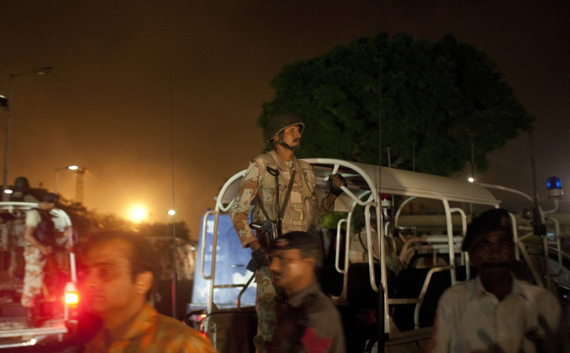 巴基斯坦南部國際機場9日凌晨遭到武裝攻擊，攻擊發生後，軍方隨即包圍機場、封鎖周邊公路，並與恐怖分子爆發激烈槍戰。圖片來源：達志影像/美聯社   