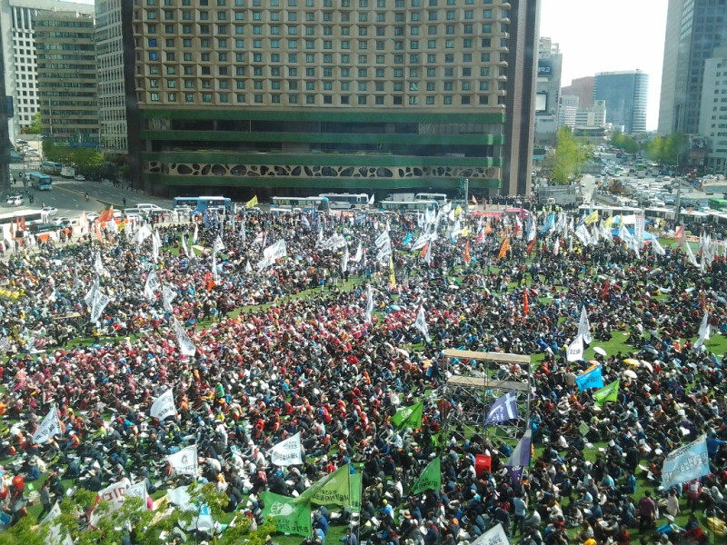 勞工節當日，萬人齊聚首爾市廳廣場集會，要求政府重視工權益。圖片來源：楊虔豪/攝。   