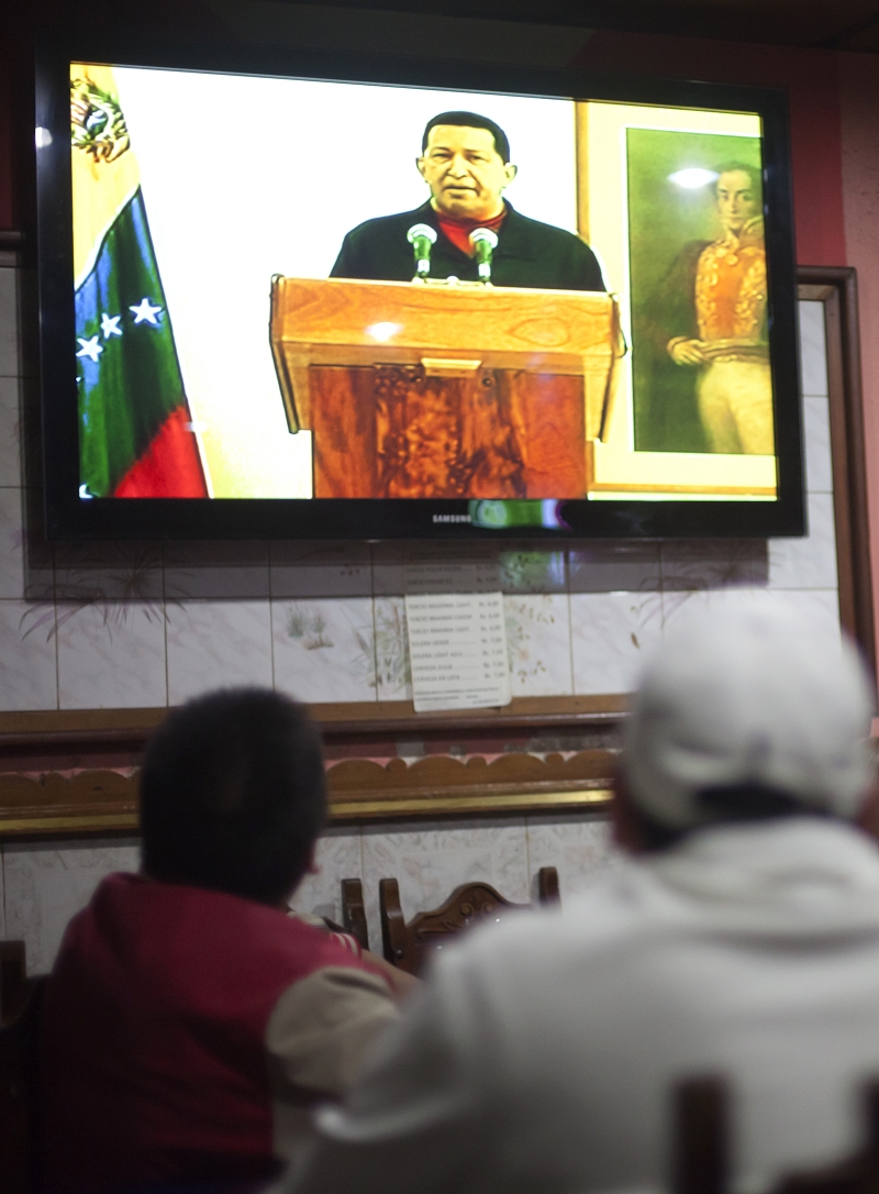 委內瑞拉總統查維茲在消失20天後終於重新出現在電視螢幕上，希望能澄清外界對他健康狀況的揣測，圖為委國民眾守在電視機前觀看的狀況。圖片來源：達志影像/路透社   