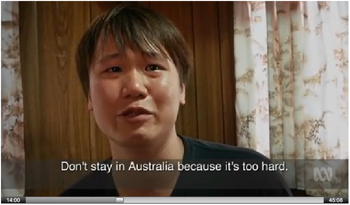 香港男子激動哭訴，在澳洲農場遭剝削的打工經驗。圖：翻攝自《Four Corners》調查報導影片   