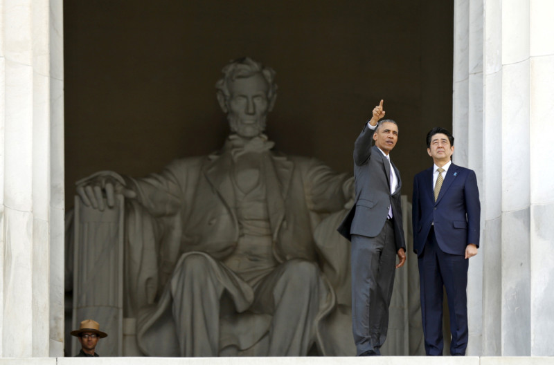 美國總統歐巴馬（左）臨時安排行程，帶領日本首相安倍晉三參觀林肯紀念館。圖片來源：達志影像/路透社   