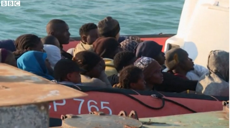 義大利南部港口救起約150名倖存者，劫後餘生的偷渡客一臉茫然。圖：翻攝BBC   