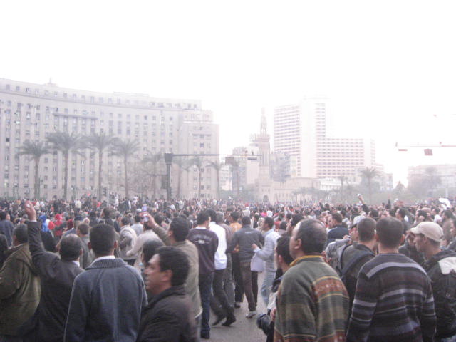 背景為Mogamma公務員大樓，與上街遊行民眾。圖片來源:浩然基金會   