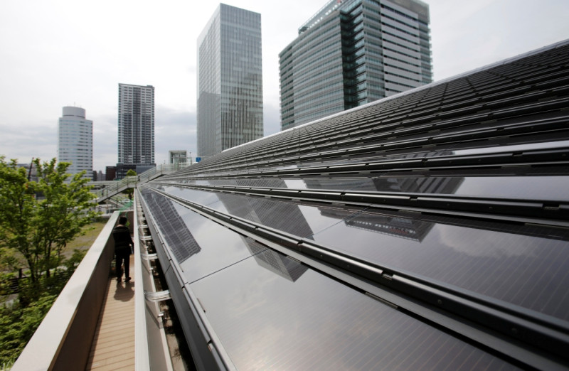日本在屋頂上鋪設太陽能面板。圖片來源：達志影像/路透社。   