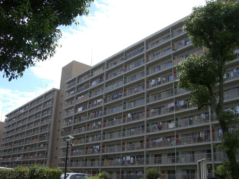 日本修改《公共住宅法》，將未婚的單親家庭列入優惠對象，圖為京都向島市的公共住宅。圖：翻攝網路   