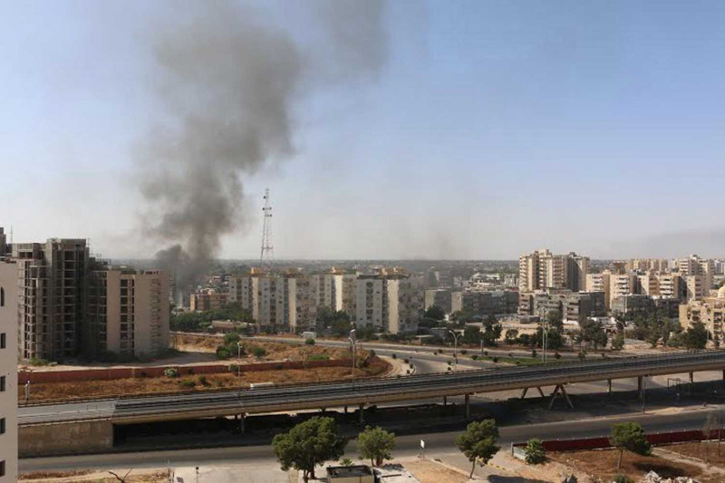 利比亞13日發生不同派系武裝份子衝突，2支民兵隊伍因爭奪國內主要機場控制權，於首都黎波里爆發激烈戰鬥，市區不斷冒出陣陣黑煙。圖片提供：達志影像/路透社   