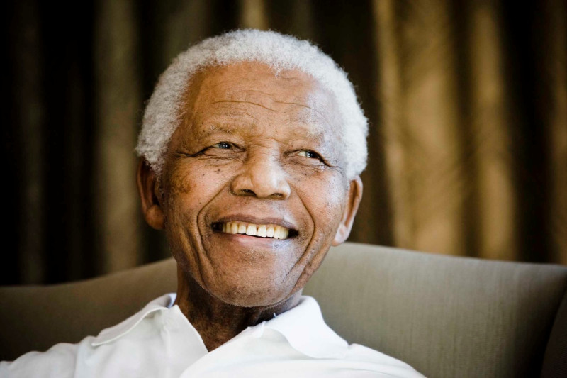 被譽為「人權、尊嚴與自由鬥士」的南非前總統曼德拉（Nelson Mandela）於5日辭世，享壽95歲。世界各國領袖與名人聞訊後，均向這位舉世敬重的已故領袖表示哀悼之意。圖片來源：達志影像/美聯社   