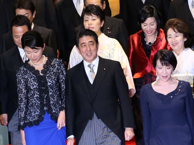日本首相安倍晉三今（3）日進行內閣改組，18名內閣成員，共6人留任，其餘12新人中，共延攬5位女性，創最多女性入閣紀錄。圖片來源：達志影像/美聯社   