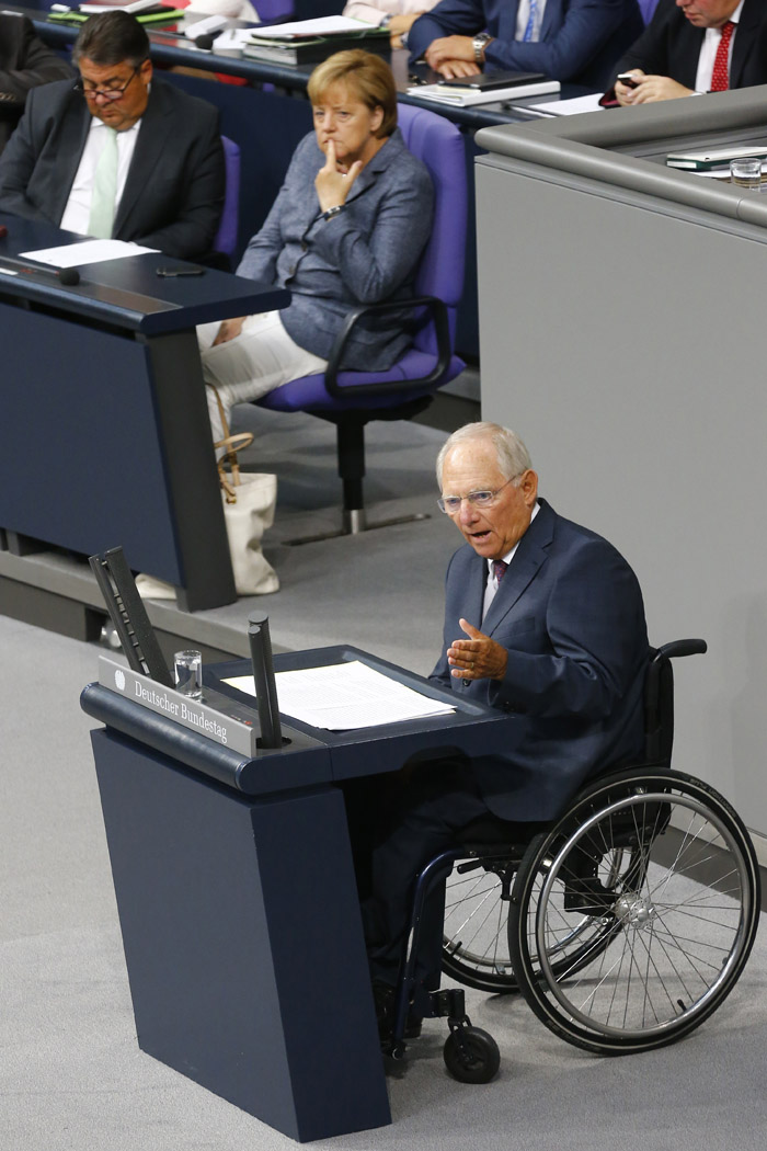 德國財政部長蕭伯樂（前）19日在德國議會上說服議員，同意對希臘的紓困案，他後方的總理梅克爾眉頭深鎖。圖片來源：達志影像/路透社   