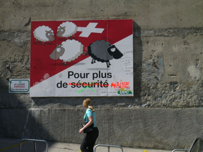 瑞士人民黨的驅逐外國罪犯運動在28日全國公投中成功。從2007年以來，這一運動就以「白綿羊把黑綿羊踢出瑞士」的海報作訴求，引起許多爭議。圖片：周盈成攝（2007年9月於日內瓦）   