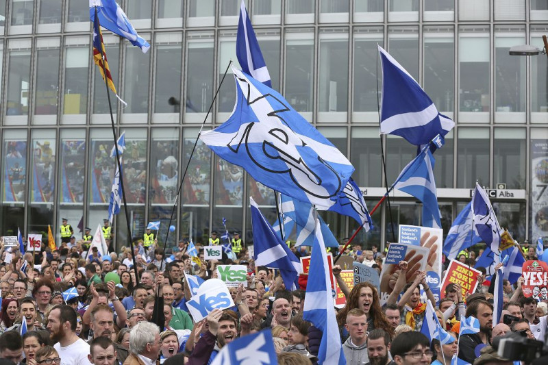 支持蘇格蘭獨立的民眾14日聚集在英國廣播公司（BBC）位於蘇格蘭格拉斯哥辦公室外。圖片來源：達志影像/路透社   