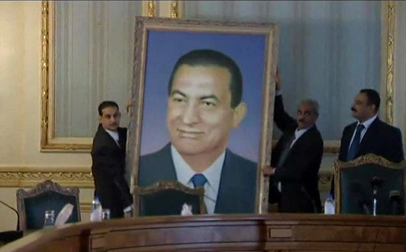 埃及前強人總統穆巴拉克2011年垮台時，掛於內閣大樓內的肖像被取下。圖片來源：達志影像/美聯社資料照片。   